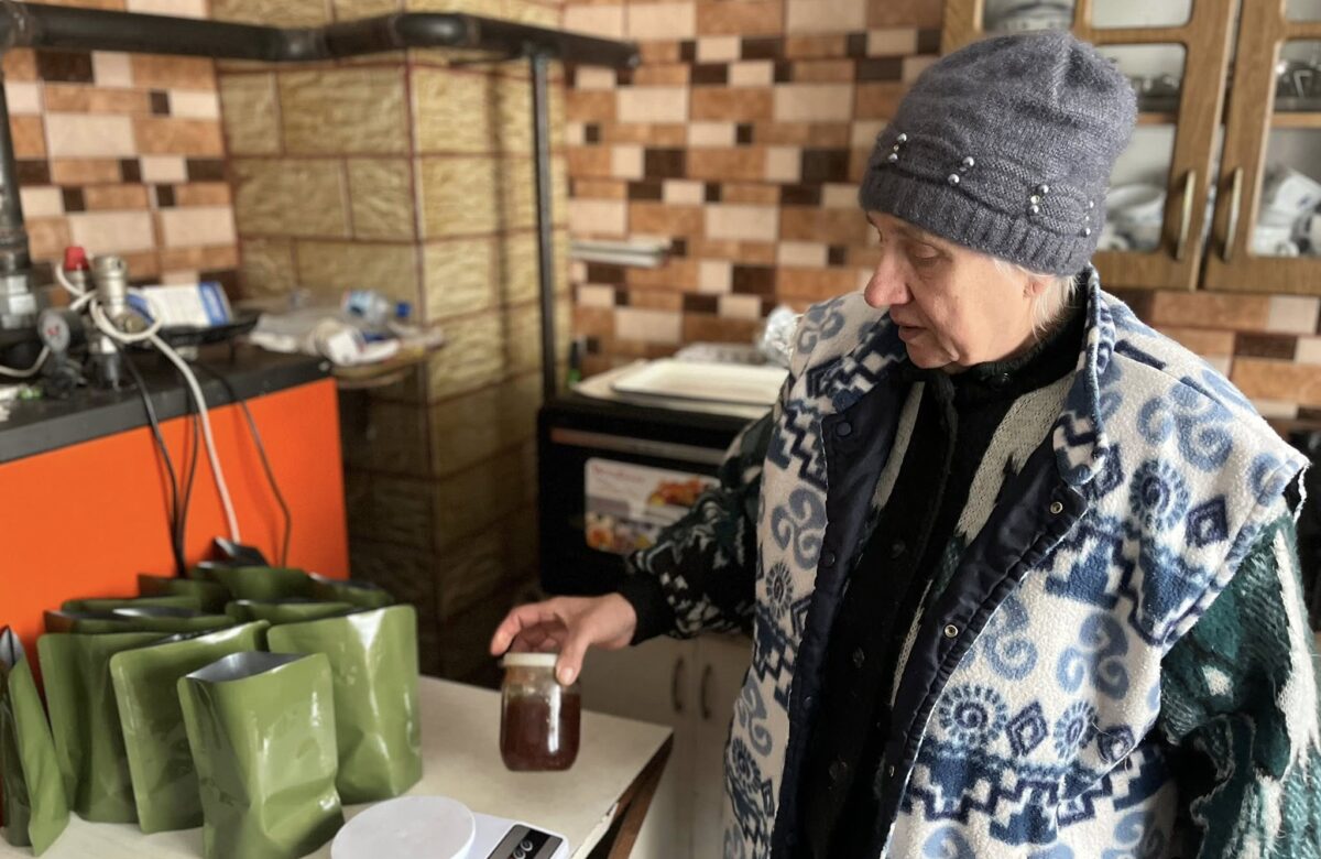 Готую, як для рідних дітей: жителька Рівненщини за власні кошти годує передову домашніми стравами