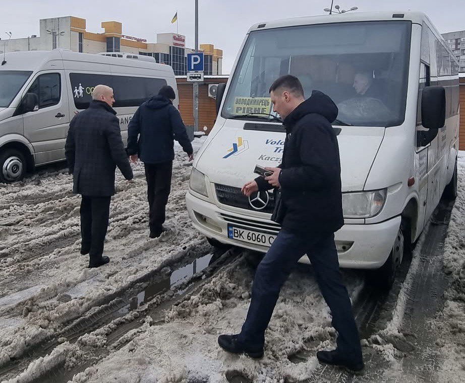 1 Грибок у салоні та діряві двері: на Рівненщині у кожному шостому автобусі знайшли порушення (+ФОТО)