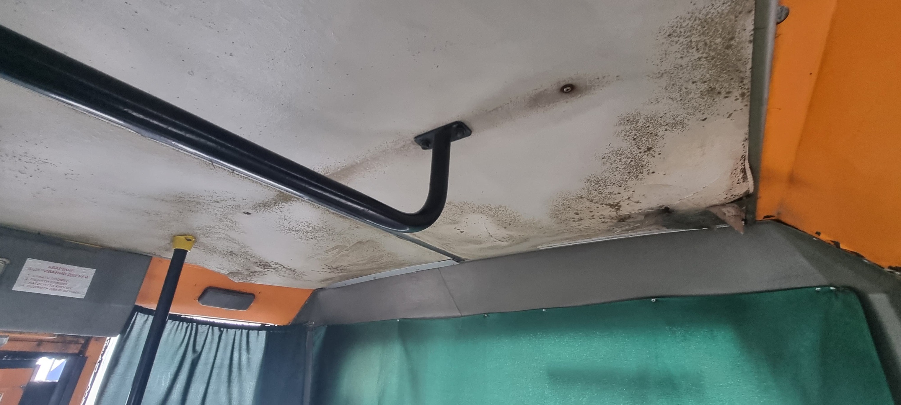 1 Грибок у салоні та діряві двері: на Рівненщині у кожному шостому автобусі знайшли порушення (+ФОТО)
