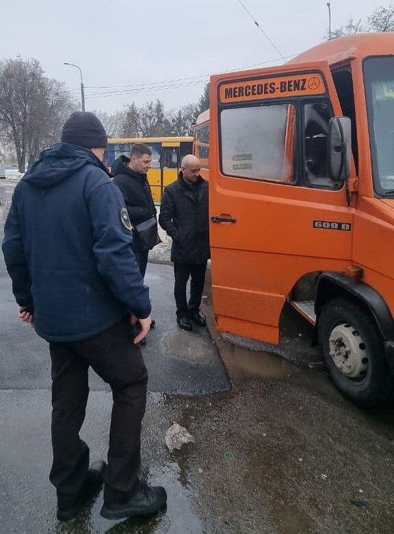 Грибок у салоні та діряві двері: на Рівненщині у кожному шостому автобусі знайшли порушення (+ФОТО)