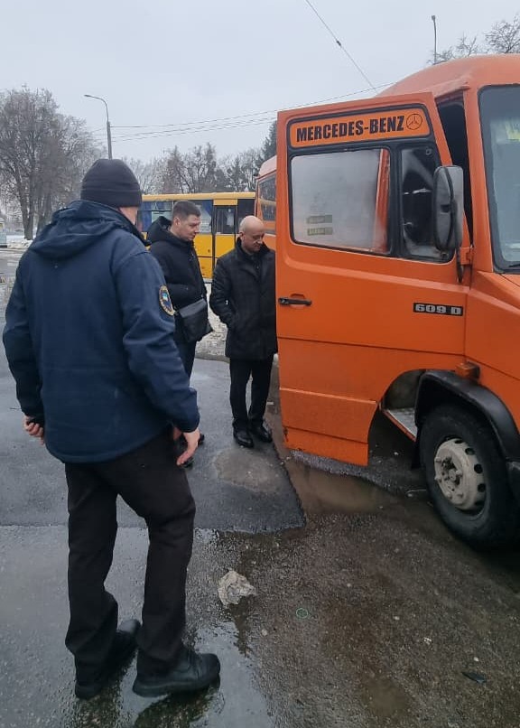 Грибок у салоні та діряві двері: на Рівненщині у кожному шостому автобусі знайшли порушення (+ФОТО) 0000