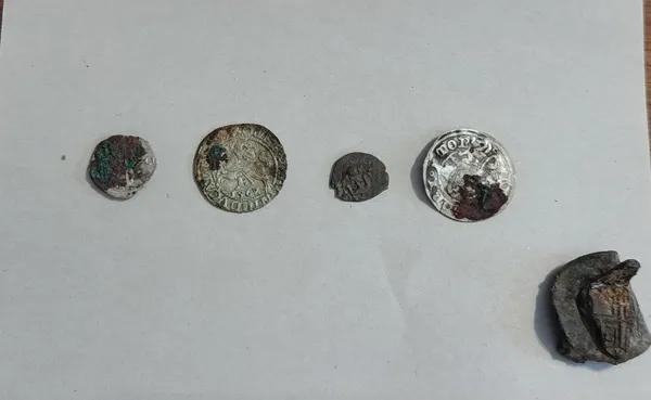 1 На Рівненщині розрили старий погріб: що знайшли під землею