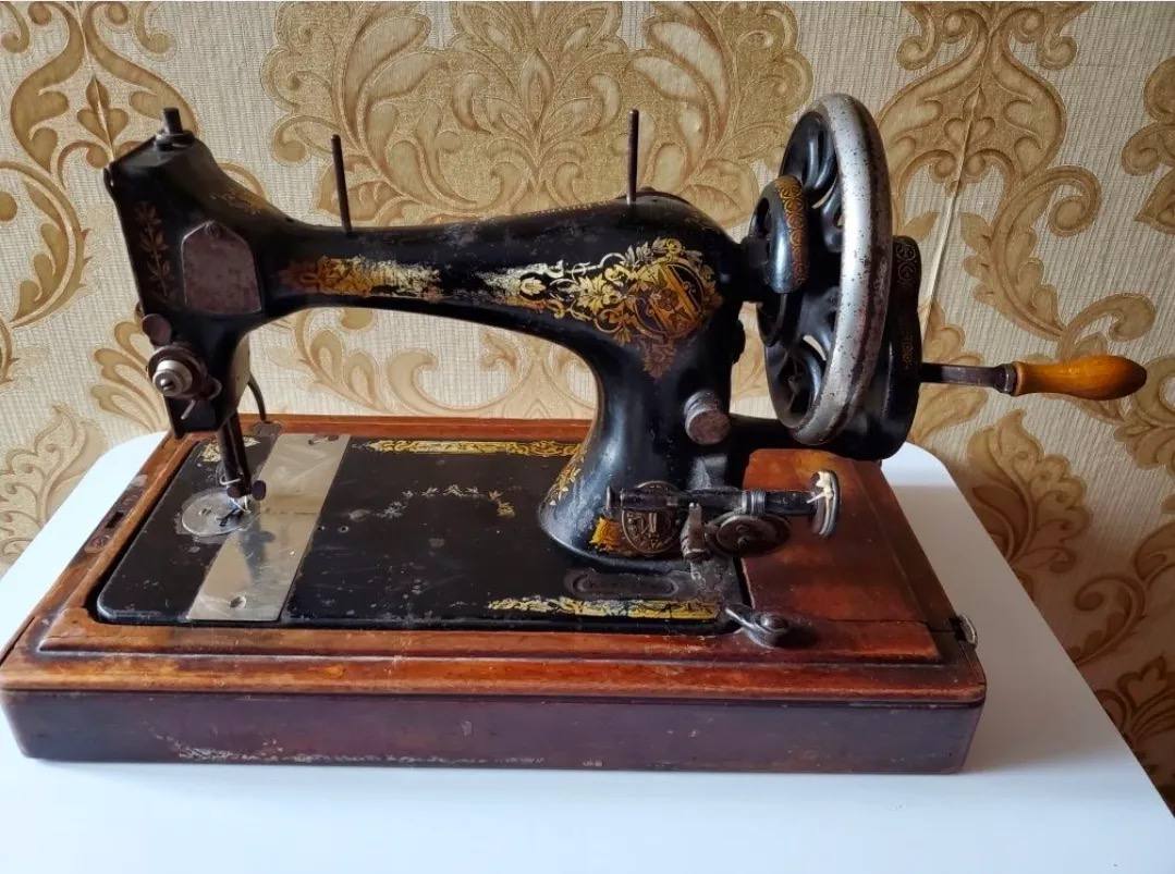 1 У Рівному продають старовинну швейну машинку віком майже 100 років