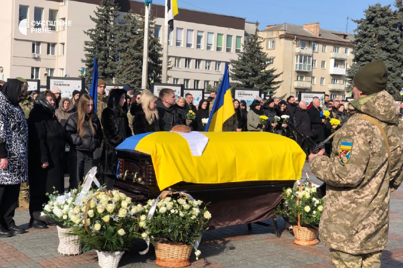 1 Сотні рівнян прийшли попрощатися з військовим, журналістом та депутатом Олександром Курсиком