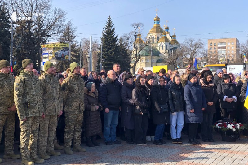 1 Сотні рівнян прийшли попрощатися з військовим, журналістом та депутатом Олександром Курсиком