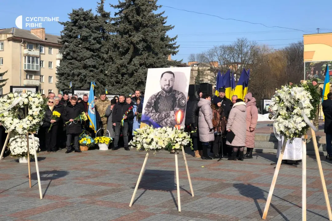 Сотні рівнян прийшли попрощатися з військовим, журналістом та депутатом Олександром Курсиком