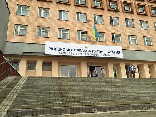 Звук, який чекали пів року: у Рівному пролунав Дзвоник перемоги