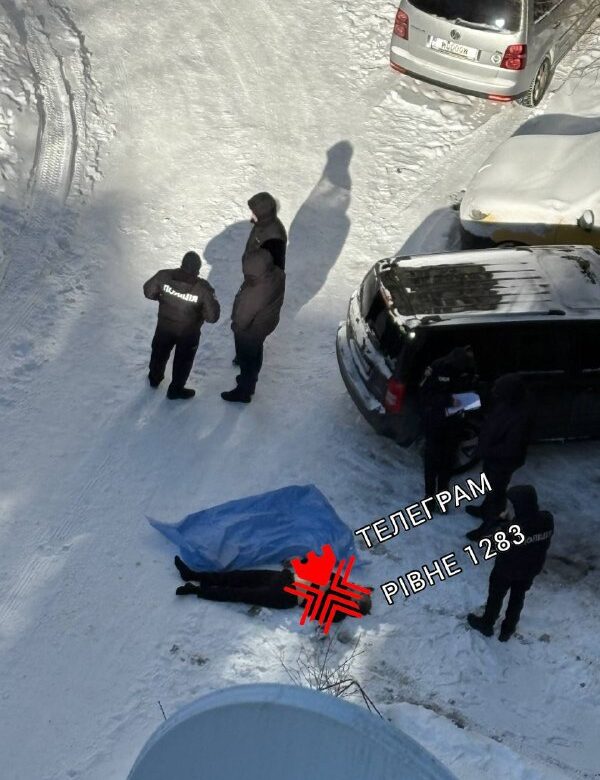 У Рівному чоловік випав з 9-го поверху багатоповерхівки (ФОТО, ВІДЕО)