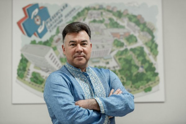 «З Вашим днем, Шеф!»: колектив головної лікарні Рівненщини ексклюзивно привітав свого керівника з ювілеєм