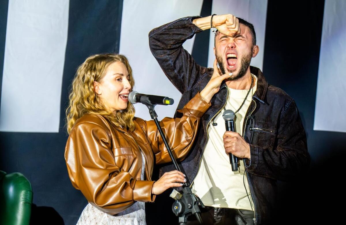  Тарас Тополя раптово «сів за парту» просто під час концерту у Рівному: хто змусив