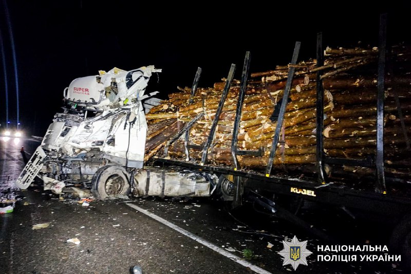 Смертельна автотроща поблизу Рівного: на трасі три фури та пікап перетворилися на купу металу (ФОТО)