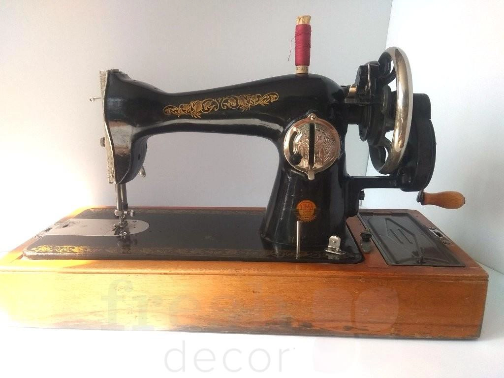 У Рівному продають старовинну швейну машинку віком майже 100 років