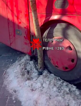 1 Погрози, “братки” і приватна парковка: гучний конфлікт у Рівному навколо родин зниклих безвісти