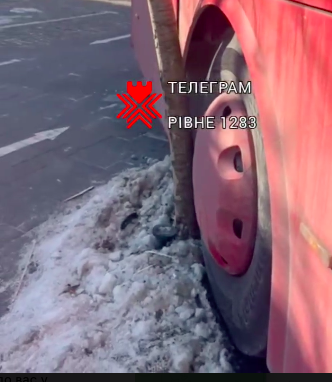 1 Погрози, “братки” і приватна парковка: гучний конфлікт у Рівному навколо родин зниклих безвісти