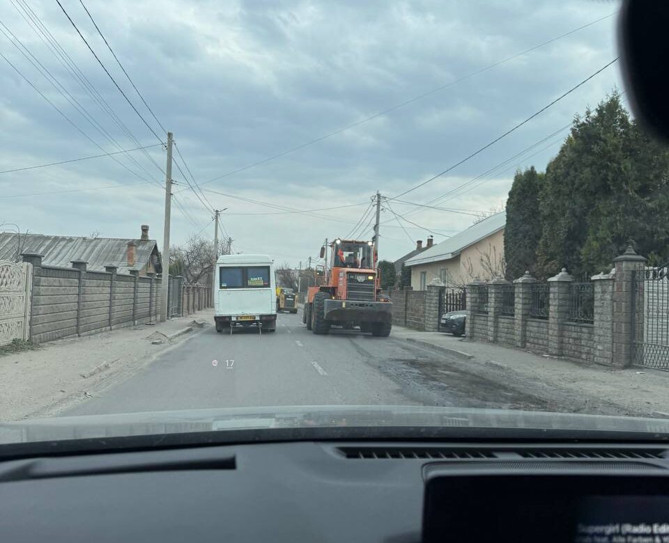 У Квасилові помітили довгоочікуваний ремонт дороги на центральній вулиці: відомо, хто розпочав роботи