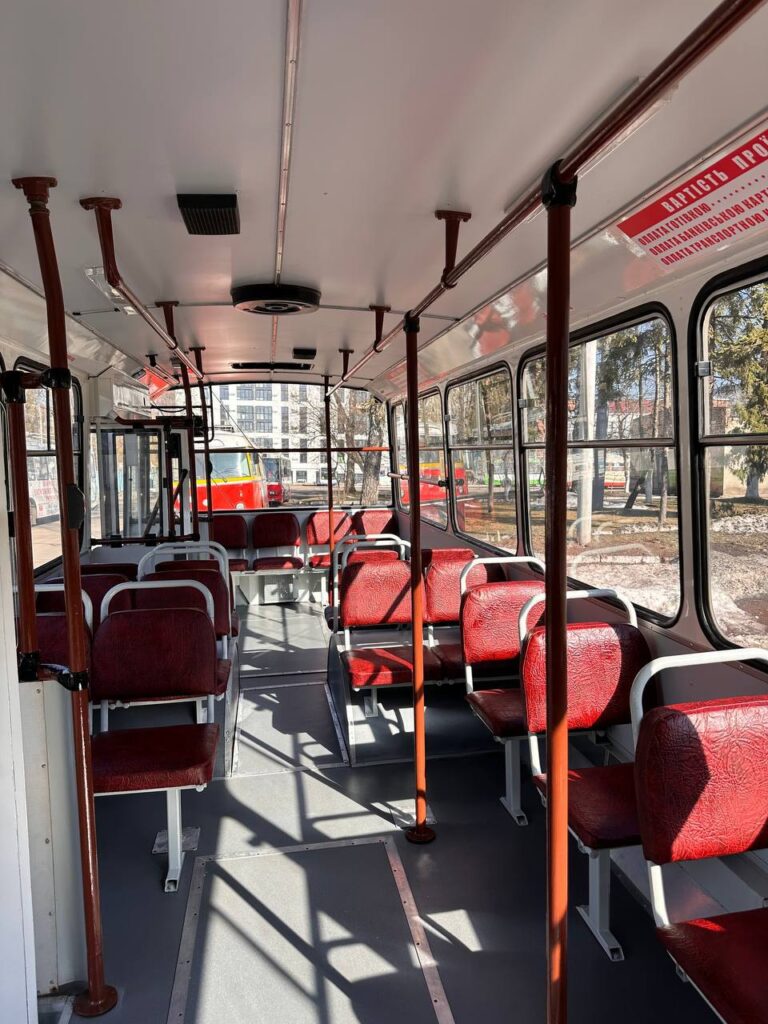 1 У Рівному на маршрут виходить «оновлена» Škoda: як виглядає тролейбус після капремонту (ФОТО)