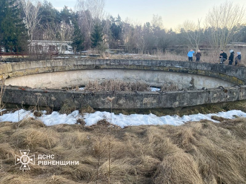 1 У селі біля Рівного рятувальники дістали косулю з бетонної пастки (ФОТО)