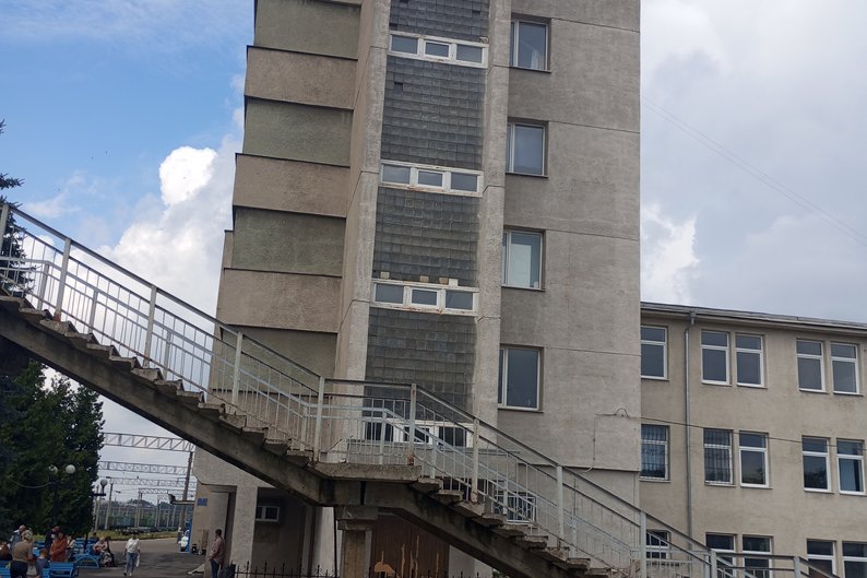 1 Дві великі будівлі на вокзалі у Рівному знову виставили на продаж