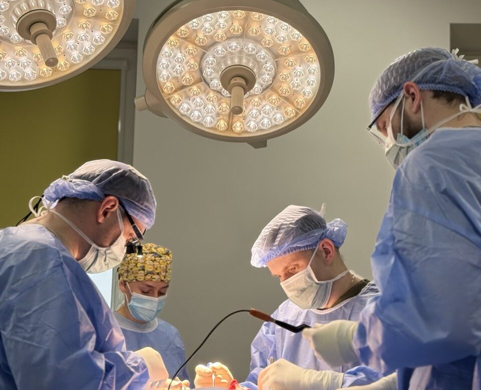 Маленька Емілія з Рівненщини місяць носила металеві дистрактори у черепі