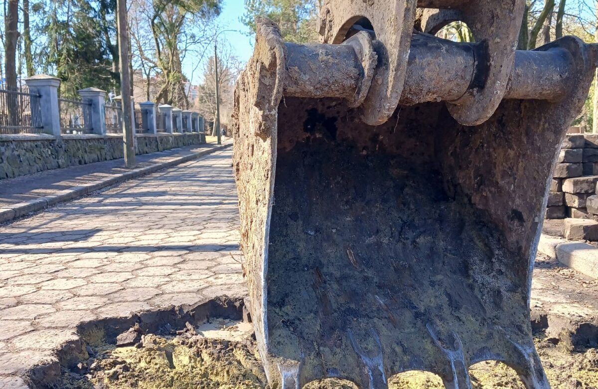 У Рівному спалахнув скандал через демонтаж історичної бруківки біля музею