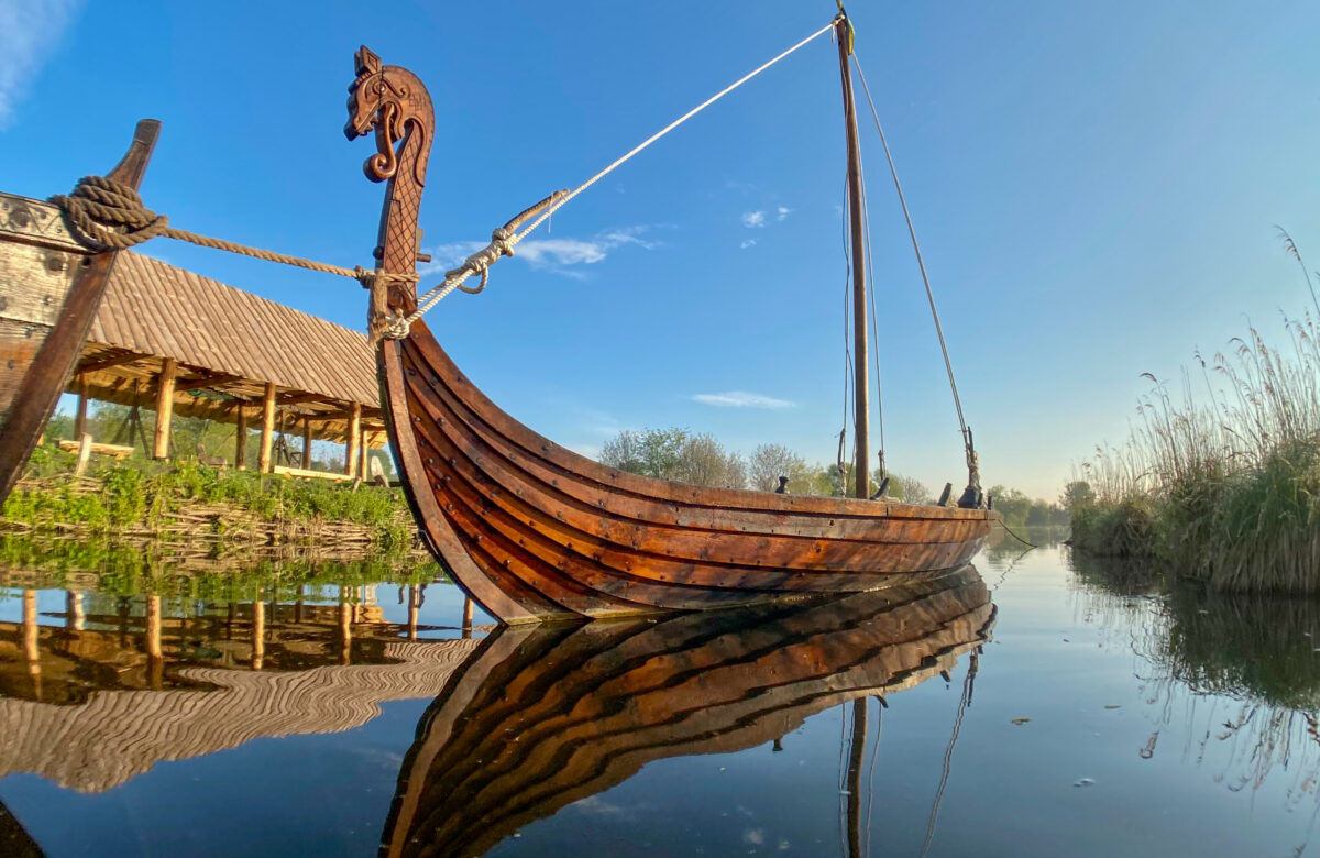 Де провести вихідні у Рівному: на Оствиці спустили на воду настаріший човен дракар Гунгнір (ВІДЕО)
