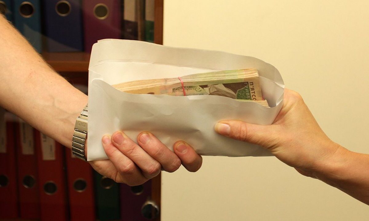 Поліцейський з Рівного сяде на 5 років за хабар від бізнесмена