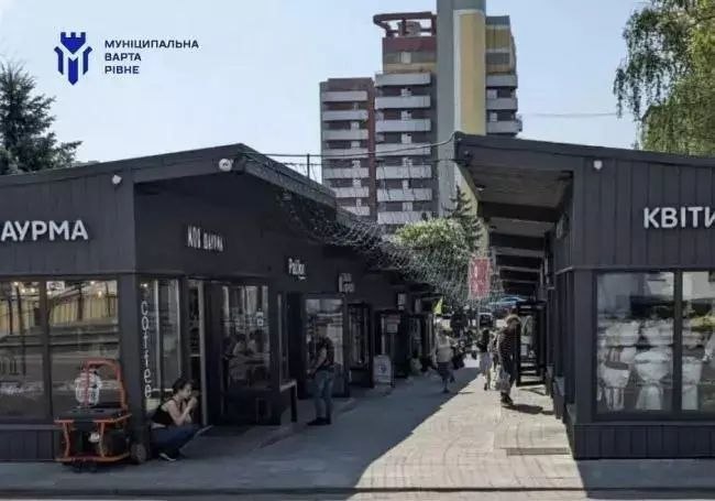У Рівному таки демонтують МАФи на Київській поблизу Сільпо