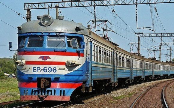 У Рівненському районі потяг наїхав на чоловіка, який сидів на коліях