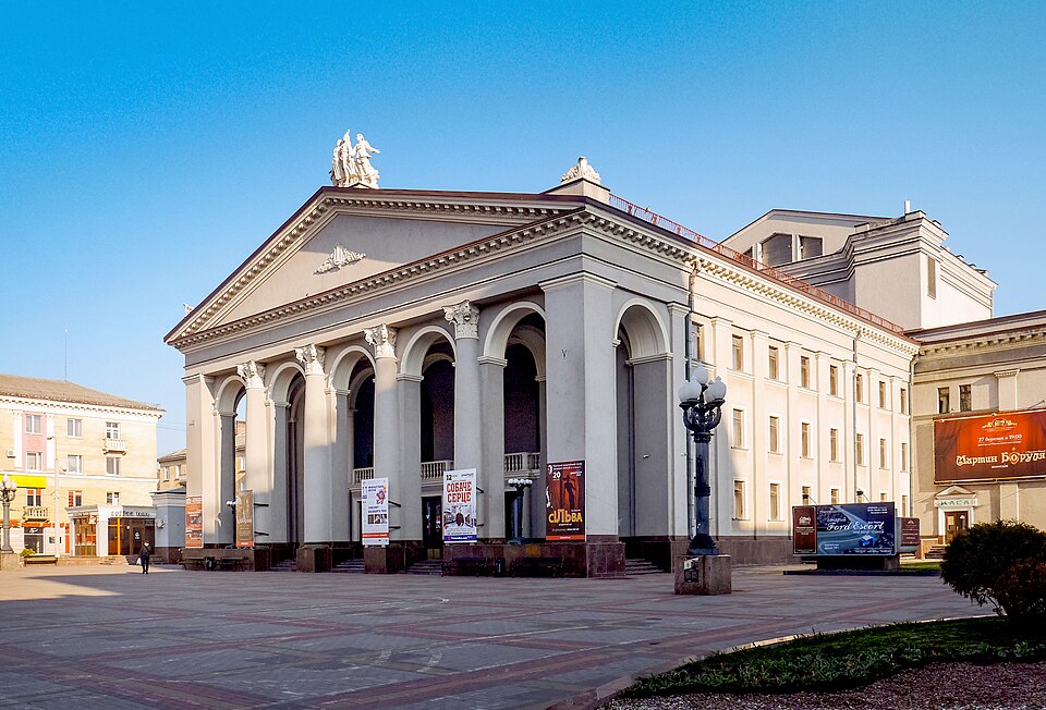 У Рівненському драмтеатрі встановлюють новий пандус після скандалу з військовим