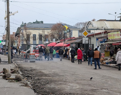 Стихійна торгівля у Рівному перетворює центр міста на смітник