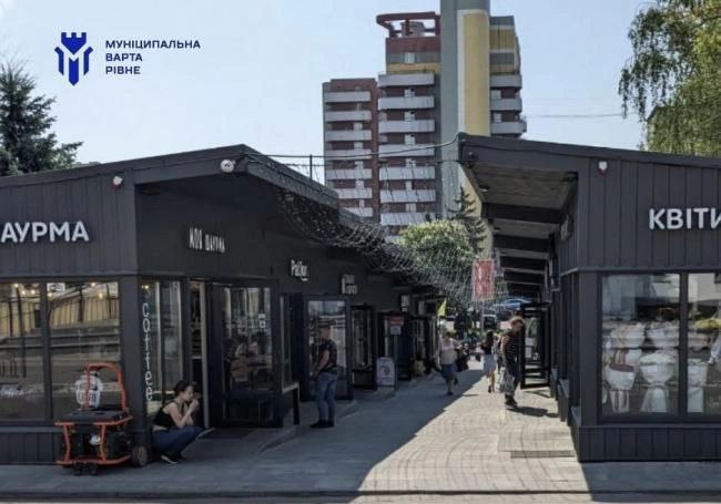 У Рівному обурюються через примусове звільнення території від бізнесу на Київській біля «Сільпо»