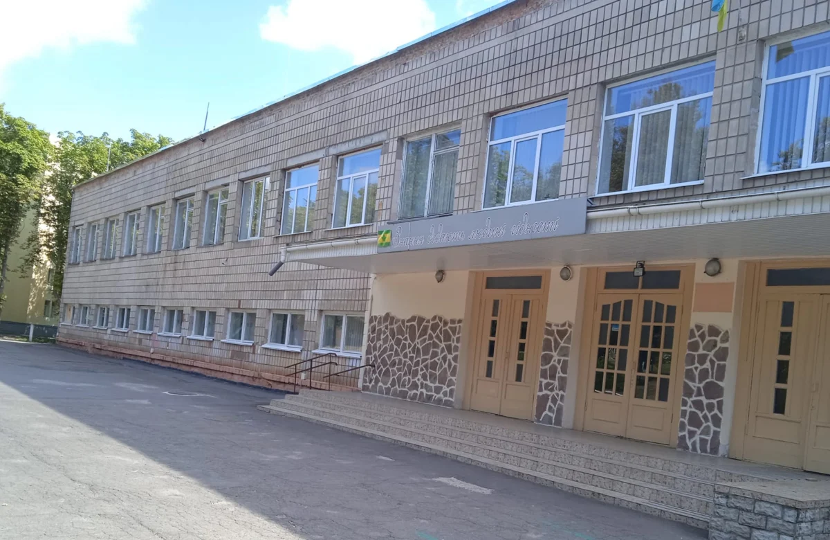 У Рівному збирають підписи проти закриття 1–9 класів у ліцеї №8