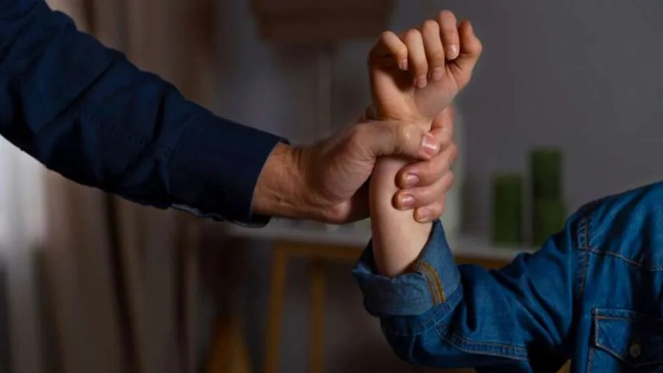 Били за шоколад і солодку воду – у Рівному школярка розповіла про насильство вдома