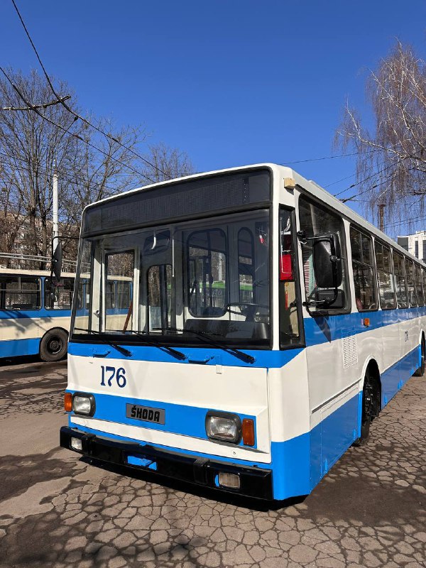 1 У Рівному на маршрут виходить «оновлена» Škoda: як виглядає тролейбус після капремонту (ФОТО)