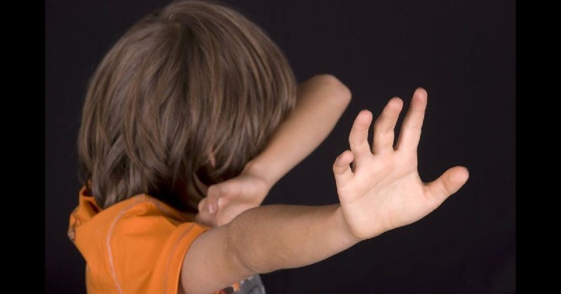 На Рівненщині батько жорстоко відлупцював різкою власних сина та доньку