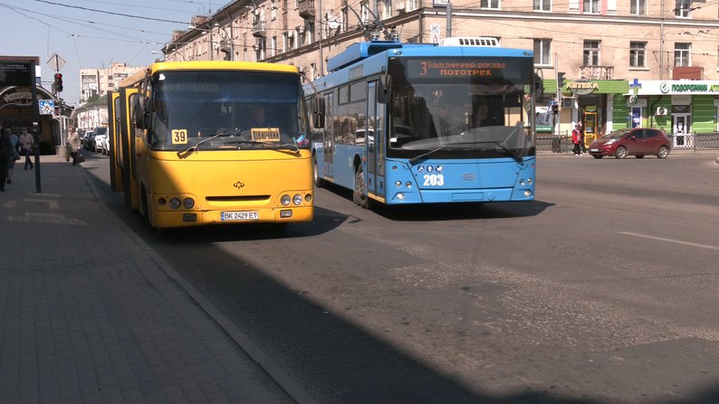 У Рівному перекриють проїзд до кладовища і запустять майже 90 автобусів на Провідну неділю