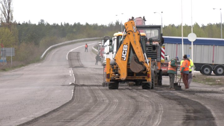 На Рівненщині почали терміново латати 50 кілометрів розбитої міжнародної траси Київ — Ковель — Ягодин