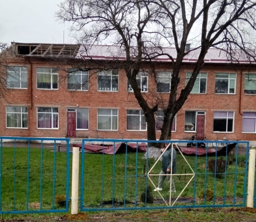 Потужний буревій розтрощив дах ліцею та залишив без світла десятки сіл на Рівненщині