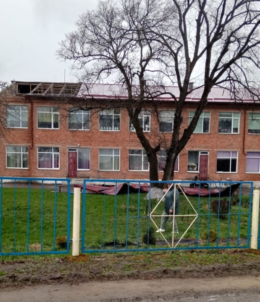 Потужний буревій розтрощив дах ліцею та залишив без світла десятки сіл на Рівненщині 0000