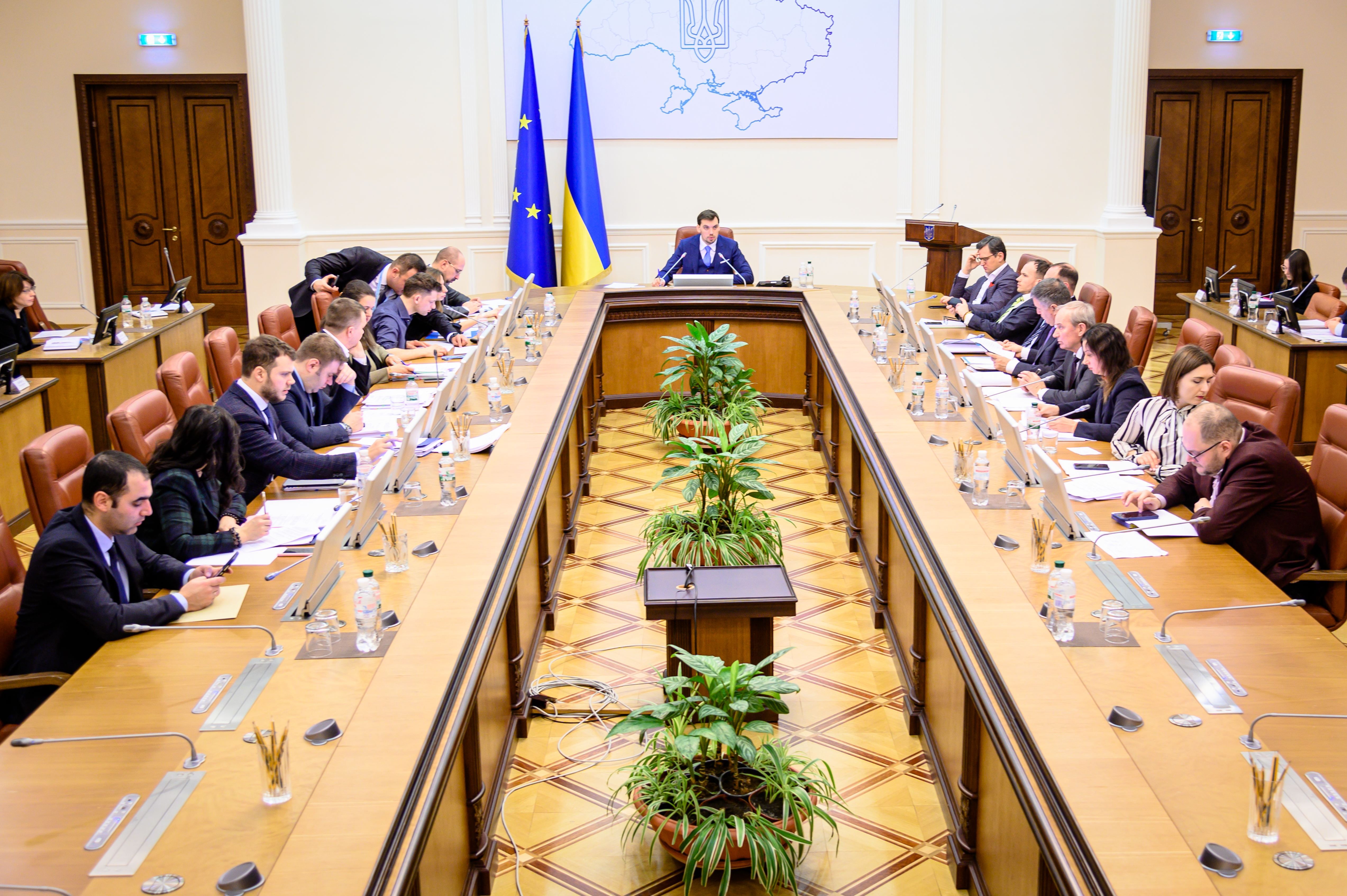 Уряд зафіксував ціну на електроенергію для українців до осені 2026 року — скільки платитимуть за світло 0000
