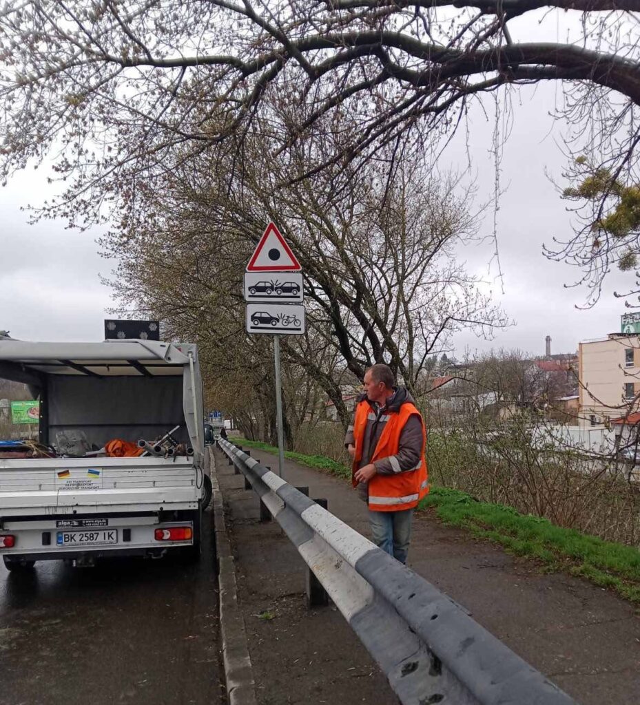 1 У Рівному зʼявились нові дорожні знаки (+ФОТО)