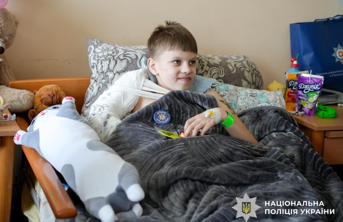 Як почувається хлопчик, якого дістали з кар’єру на Рівненщині: дитина впала з висоти 5го поверху