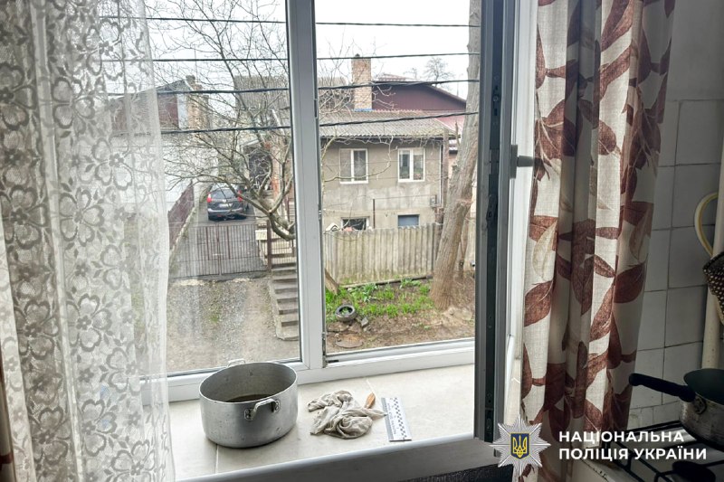 1 У Рівному літня жінка загинула, випавши з вікна під час миття скла