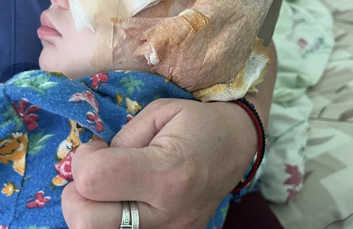 Рівненський суд залишив на волі матір, яка через п’янку не помітила виколоте око сина