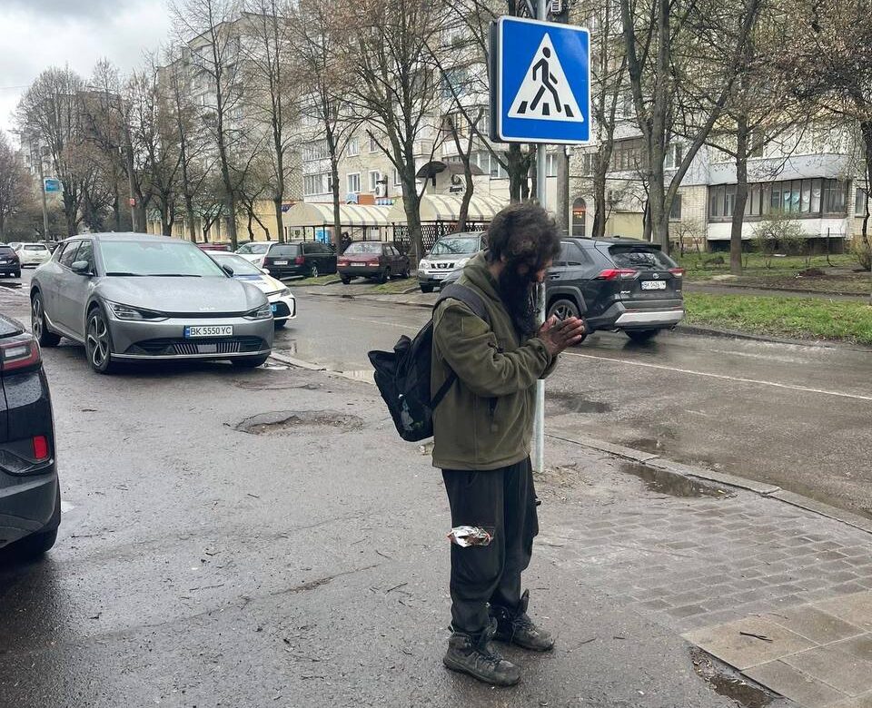 У центрі Рівного чоловік кидався камінням у людей — постраждали перехожі