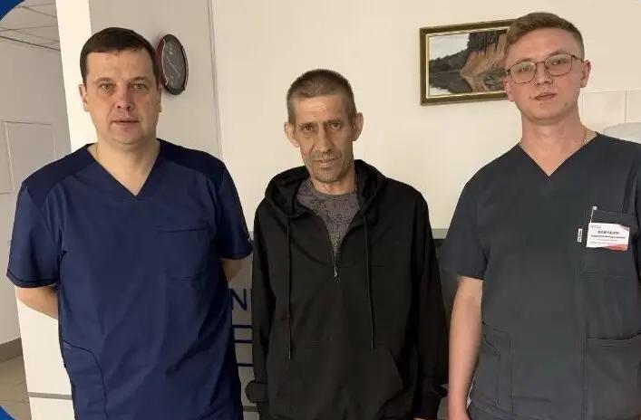 У Рівному після 11 операцій лікарі протягом 9 годин рятували життя пораненого військового