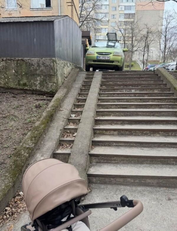 У Рівному водій заблокував пандус мамі з візочком по дорозі до лікарні
