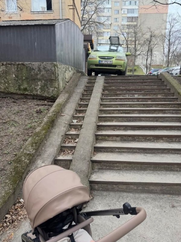У Рівному водій заблокував пандус мамі з візочком по дорозі до лікарні 0000