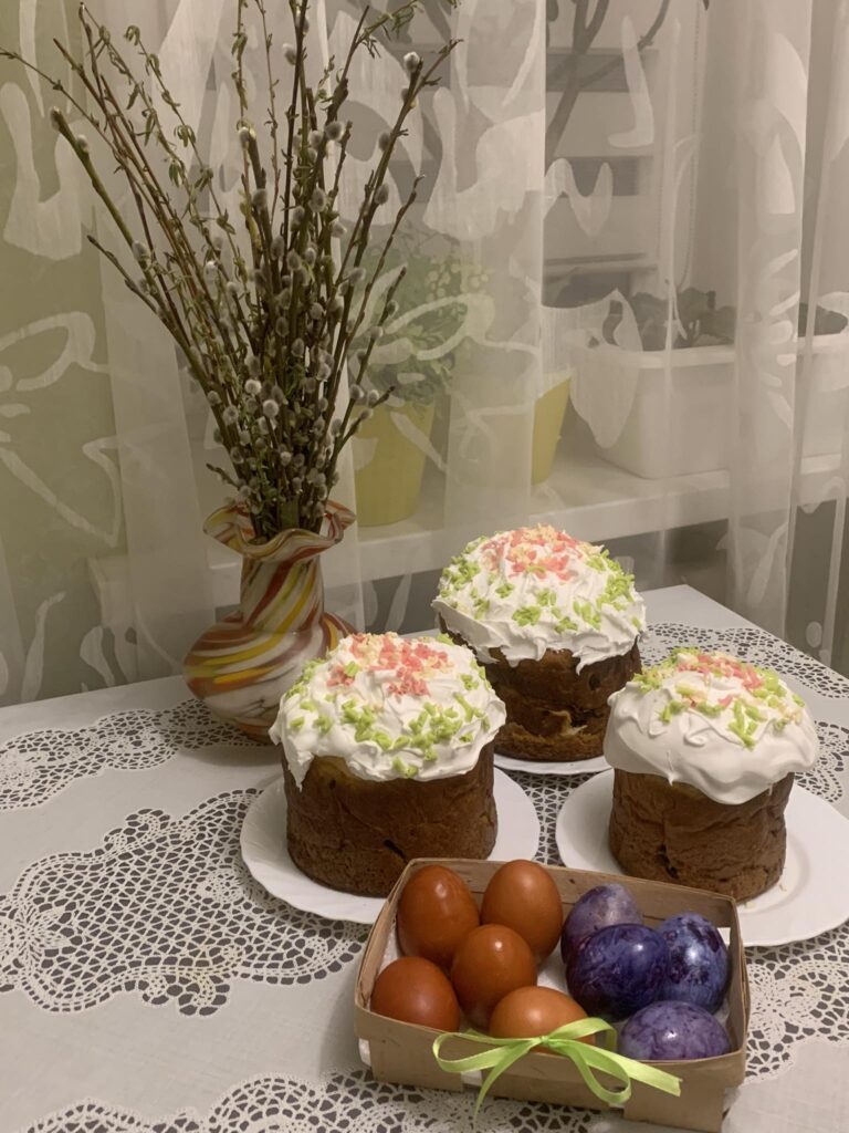 1 Рівненські господині напекли пасок, незважаючи на вимкнення світла