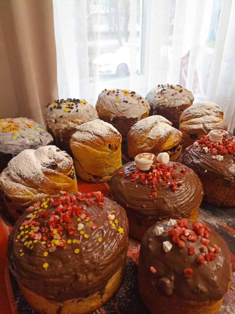 1 Рівненські господині напекли пасок, незважаючи на вимкнення світла